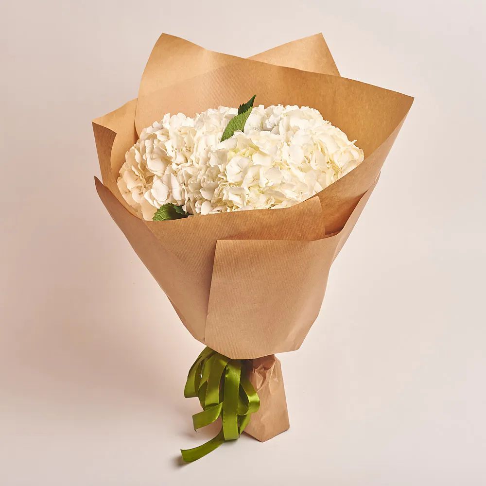 Букет из 3 белых гортензий в белой бумаге